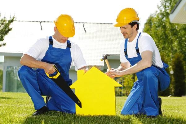 Custom Deck Contractors Creating Beautiful Backyard Spaces